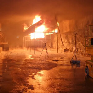 Brandversuch mit offenen Flammen in einer industriellen Testumgebung zur Untersuchung der Brandentwicklung