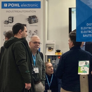 Besucher im Fachgespräch am Messestand von POHL Electronic beim Lausitzforum 2026